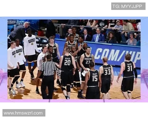 雷霆与马刺季后赛首战精彩回顾双方球员表现分析与战术对决探讨